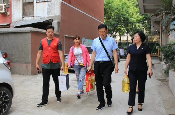 新利党委：“七一”慰问老党员 不忘初心送温暖