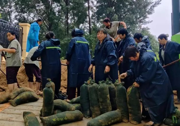 暴雨中的物业力量--新利物业彻夜奋斗，坚守抗汛一线