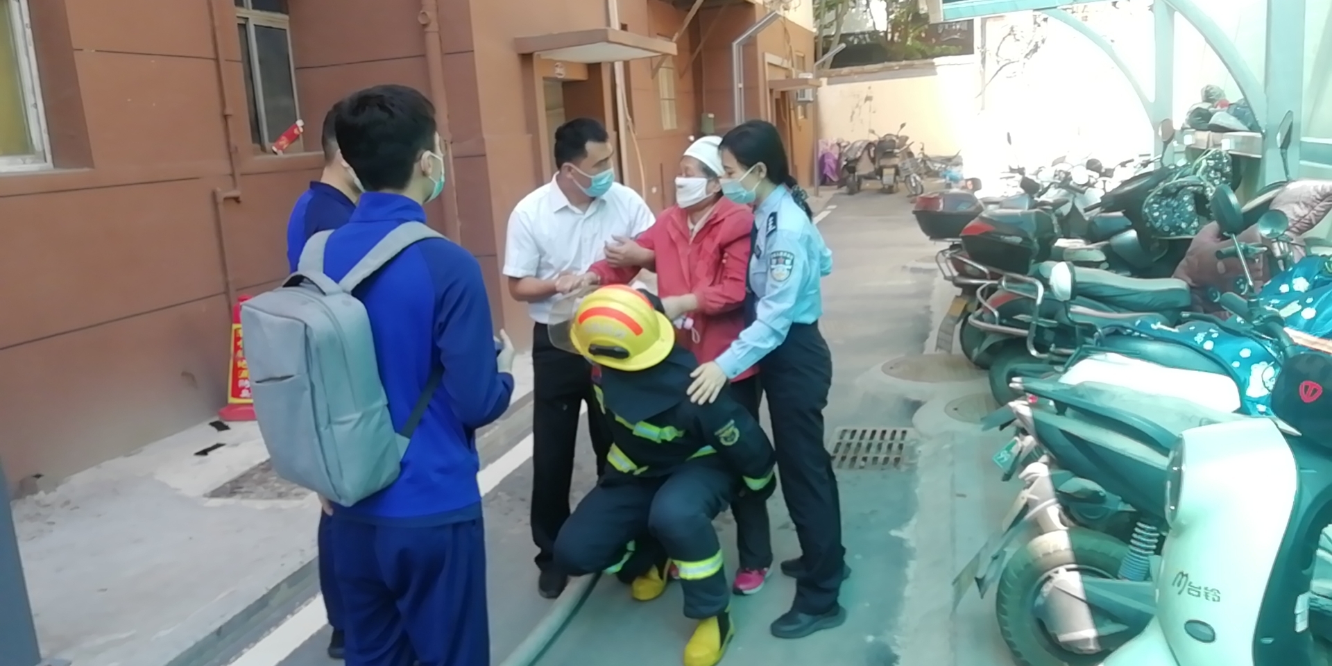 抗疫中的新利力量丨核酸检测时突遇火情 新利员工及时救火化险为夷！